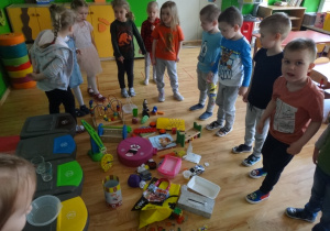 Dzieci obserwują przedmioty zgromadzone na podłodze